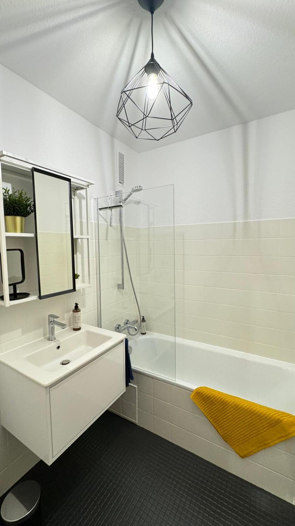 Sonniges City-Apartment Mit Suedbalkon Und Parklatz Neusass Exterior foto